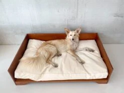 STUDIO ANIMAUX Hondenmand Met Katoenen Kussen (maat L) | 119 X 76,5 Cm | Hondenbed | Hondensofa | Hondenbank | Hout | Bruin -Huisdierenserie Winkel 1200x899 1